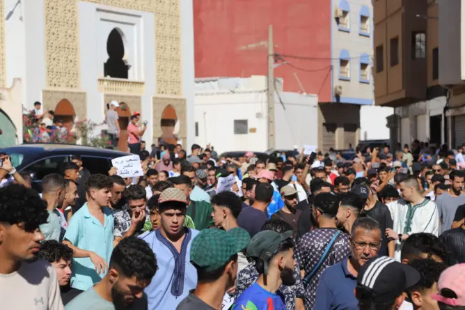 قبيل جنازة “عيزي أحمد”.. مسيرة بالحسيمة تطالب بسراح ناصر الزفزافي ورفاقه (صور)