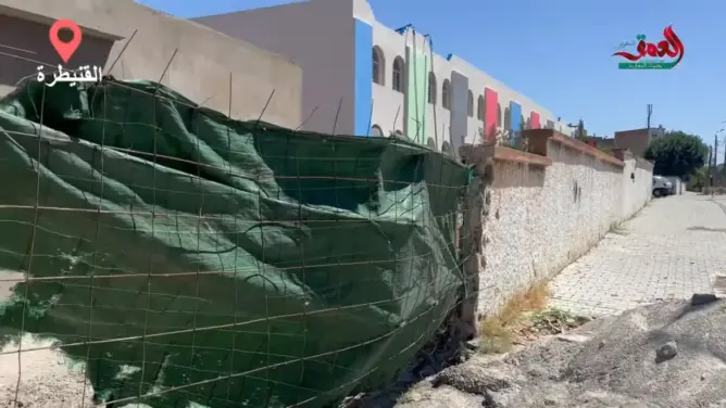 دراسة وسط الغبار والضجيج… مدرسة بالقنيطرة تستقبل التلاميذ في ظروف غير صحية (فيديو)
