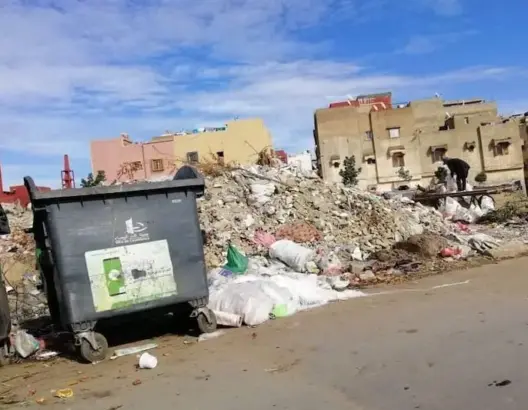 نفايات البناء تغزو شوارع البيضاء.. وأكوام الركام تشوه العاصمة الاقتصادية