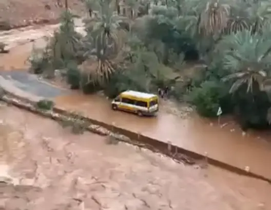 لحظات رعب في تيزنيت.. نجاة تلاميذ من السيول بعد محاصرة حافلة مدرسية