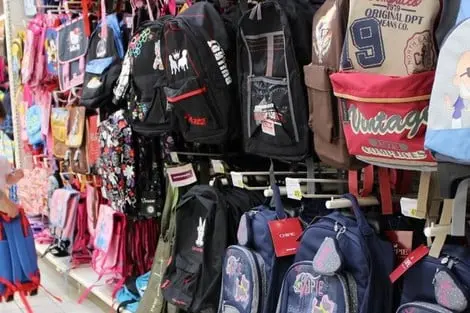 حجز حقائب مدرسية بميناء البيضاء يضع تجار درب عمر أمام خسائر مالية كبيرة