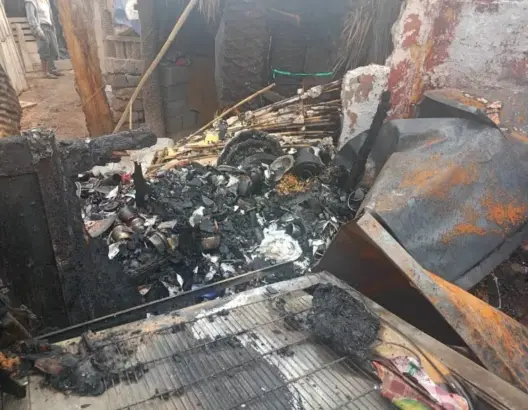 شهد دوار مولاي عزوز، التابع لمنطقة النخيل الشمالي بمراكش، فاجعة مأساوية إثر اندلاع حريق مهول أتى على عدد من المنازل، مخلفا خسائر بشرية ومادية فادحة، وحالة من الصدمة والغضب بين السكان.