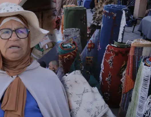 حافظات التراث ينسجن الجمال في العراء ويطالبن بفضاء يحميهن