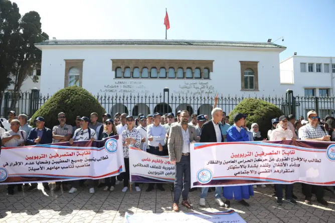 المتصرفون التربويون يحتجون أمام وزارة التعليم رفضا لـ “سياسة الإقصاء والتهميش” وإغلاق باب الحوار