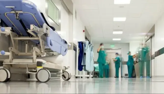 موظف بالصحة يرفض استفسارا بالفرنسية ويشعل جدلا حول “لغة الإدارة”