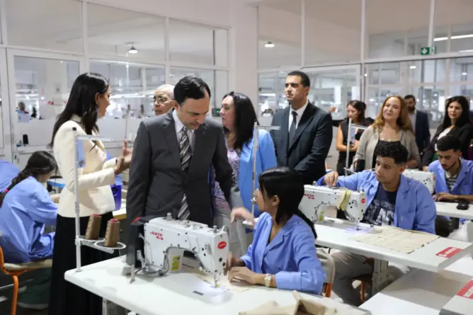 السكوري يعلن رفع المستفيدين من التكوين المهني داخل المقاولات إلى 100 ألف شاب