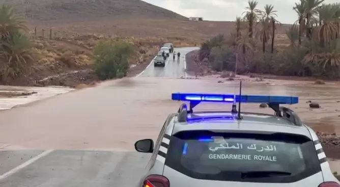 سيول طوفانية تقطع الطريق الوطنية 9 بين ورزازات وزاكورة