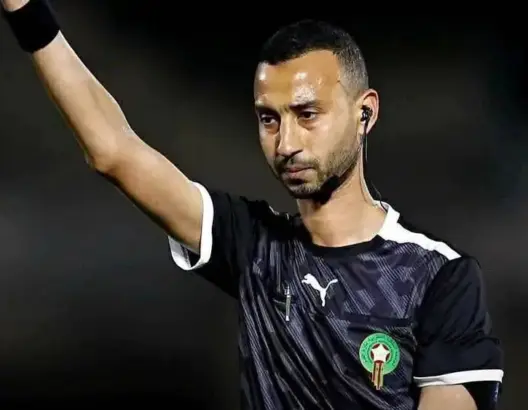 إيقاف حكمي مباراة الرجاء والجيش بسبب “أخطاء مؤثرة”