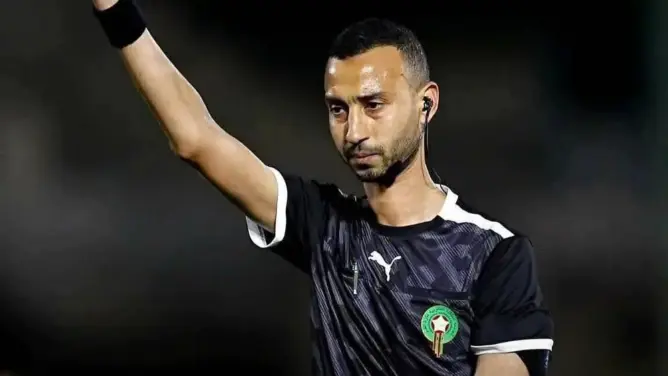 إيقاف حكمي مباراة الرجاء والجيش بسبب “أخطاء مؤثرة”