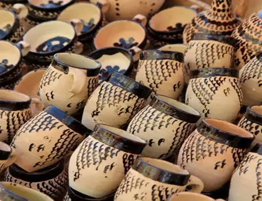 فرنسا تسحب كؤوسا طينية مغربية من السوق بسبب مخاطر صحية