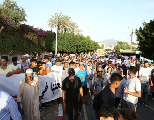 انتقدوا شعار “سير لفاس”.. سكان تاونات يحتجون للمطالبة بحقهم في العلاج (فيديو)