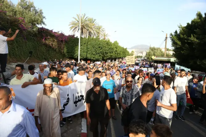 انتقدوا شعار “سير لفاس”.. سكان تاونات يحتجون للمطالبة بحقهم في العلاج (فيديو)