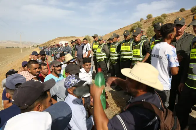 ساكنة بوعروس تطلق “صرخة التهميش”.. مسيرة على الأقدام للمطالبة بالماء والتعليم والصحة (فيديو)