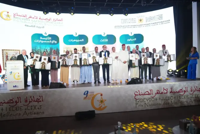 تتويج حرفيين بالجائزة الوطنية لأمهر الصناع التقليديين