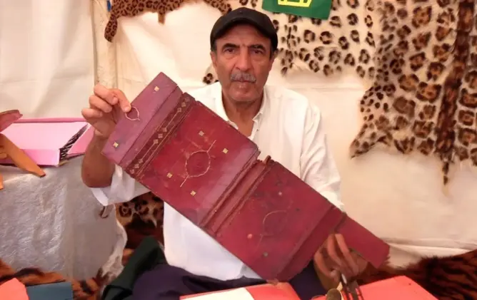 سيف الدين.. نصف قرن في خدمة الورق والذاكرة (بورتريه)