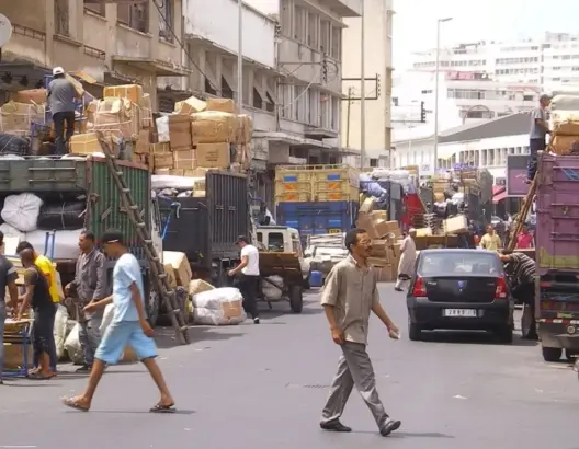 حجز مئات الآلاف من الحقائب المدرسية.. التجار: “الخسائر بالملايين ولا حلول تلوح في الأفق”