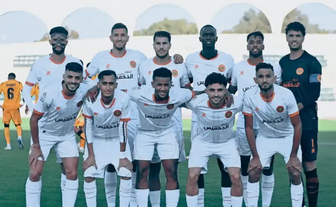 نهضة بركان المنقوص عدديا يكتفي بالتعادل أمام اتحاد تواركة (2-2)
