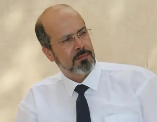 مَن يَكْتُبُ النَّصَّ؟ ومَن يَمْنَحُهُ الخُلُودَ؟