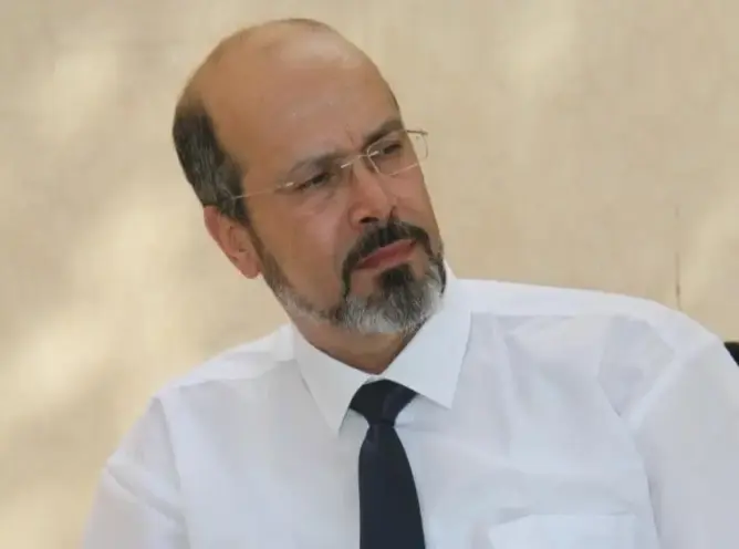الإعلام بين قبضة السلطة وسوق الرأسمال.. حين يُختزل الضمير المهني في دفتر شروط الإعلانات