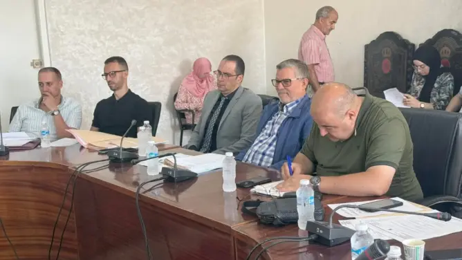 “سير أ الحيوان”.. عبارة على لسان السيمو تفجر جماعة القصر الكبير والمعارضة تنسحب