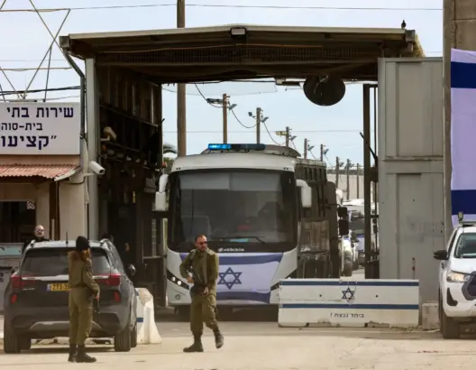 إسرائيل تفرج عن 96 معتقلا فلسطينيا في المرحلة الأولى من اتفاق وقف إطلاق النار