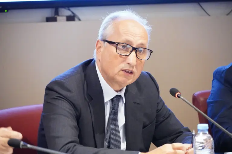 جمعية حقوقية بآسفي تطالب بالتحقيق في إعفاء أستاذ بسبب إعاقة بصرية.. والأخير يوضح