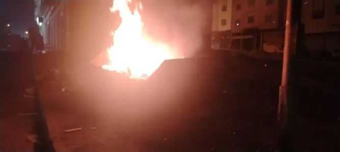 ليالي “المجاطية “تختنق بالدخان.. حرق النفايات من طرف مجهولين يكشف تقاعس الجماعة والسلطات