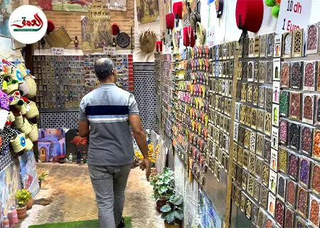 شاب يحول درب “الوفا” إلى تحفة