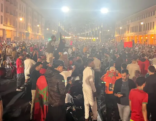 حشود من المغاربة يحتلفون بفوز أشبال الأطلس بكأس العالم أمام البرلمان بالعاصمة الرباط
