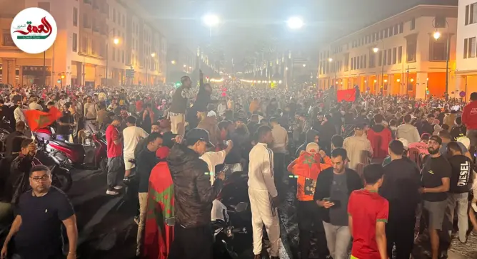 حشود من المغاربة يحتلفون بفوز أشبال الأطلس بكأس العالم أمام البرلمان بالعاصمة الرباط