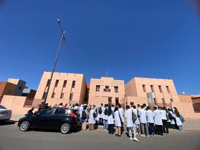 طلبة التمريض بورزازات يحتجون للمطالبة بـ "التعويض عن التداريب"