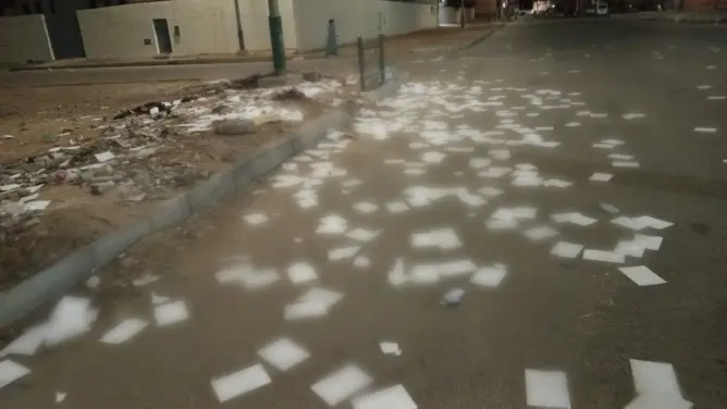 وصفات طبية مهملة بشوارع العيون تثير استياء ومخاوف من “التطبيب الذاتي”