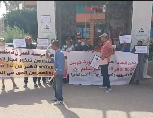 متضررون من مشروع “امتداد تامنصورت” يحتجون أمام “العمران” لإنهاء جمود دام 14 سنة