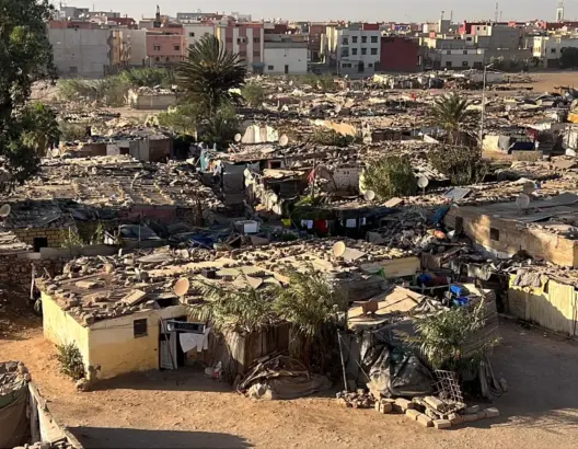 ترحيل ساكنة دوار العبدي بسيدي بنور إلى جماعة العاونات يثير احتجاجات اجتماعية (فيديو)