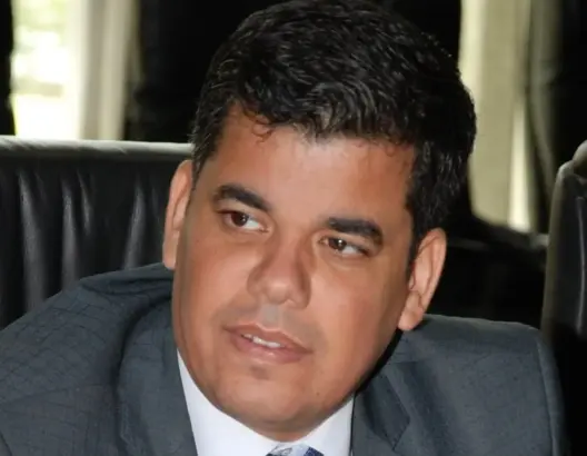 حين يصبح الحزب ملكا لزعيمه.. يموت المعنى الديمقراطي