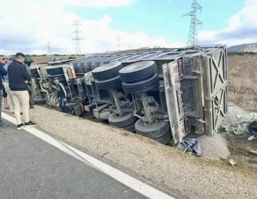 شاحنة تسحق سيارة بكاملها وتنهي حياة راكبيها بطريقة مأساوية قرب طنجة (صور)