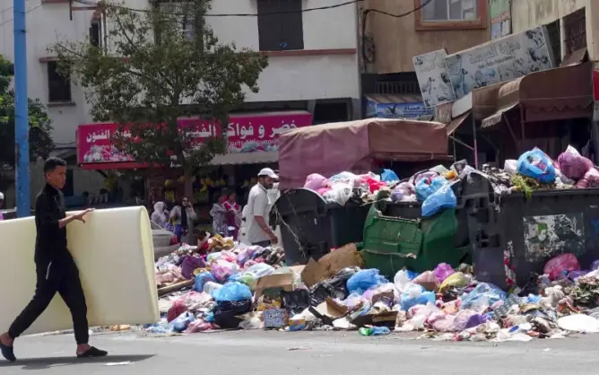 مقاطعة مولاي رشيد بالبيضاء.. “أزمة النفايات” وشبهات “موظف شبح” تُشعلان الجدل