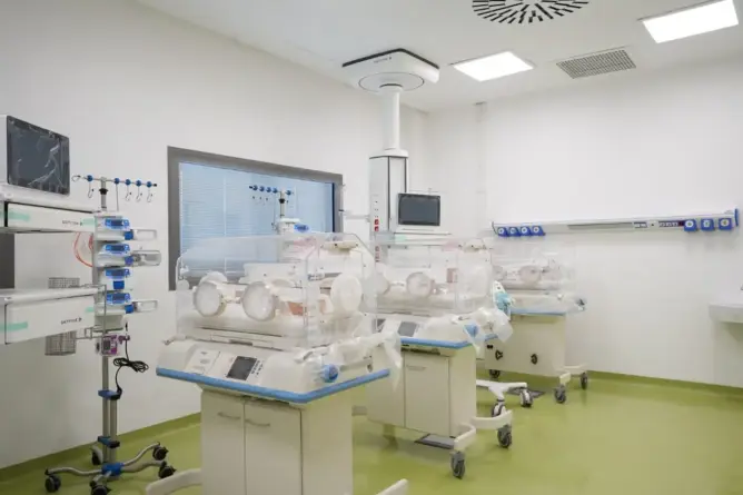 جدل بمراكش بعد صفقة لإحداث وحدة للخدج بـ«CHU» مقابل استمرار إغلاق أخرى بـ «شريفة»