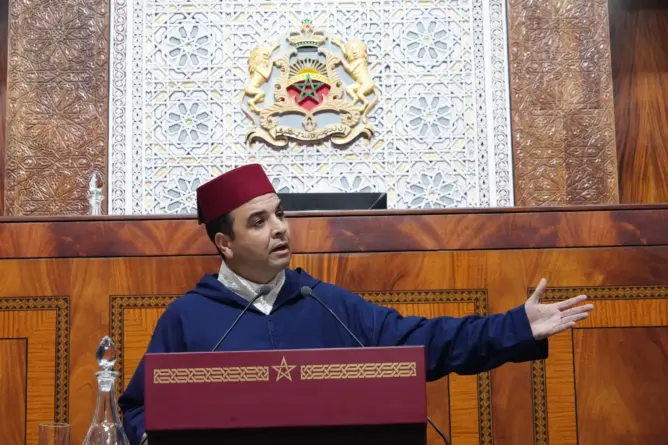 بايتاس يرد على اتهامات “الاستهتار”: علاقتنا بالبرلمان مؤسساتية.. والدستور لا يفرض علينا الحضور