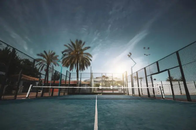 خروقات عمرانية جديدة تطارد عمدة طنجة بعد ترخيص لملعب “Padel” مشبوه