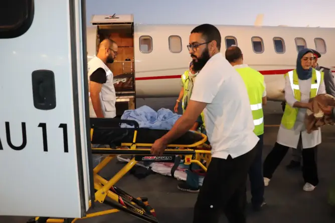 طائرة طبية تتدخل لإنقاذ سيدة حامل في شهرها الثامن بالعيون