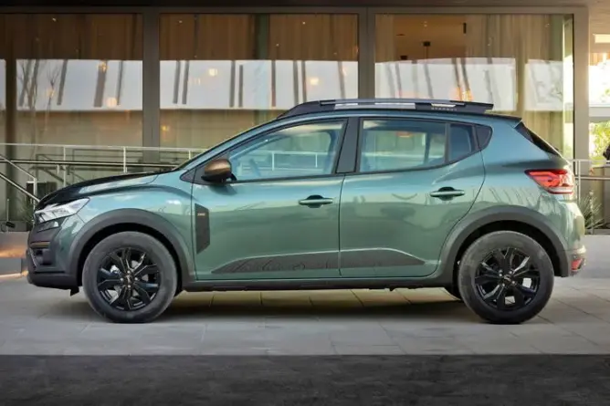 سيارة "داسيا سانديرو" (Dacia Sandero)،