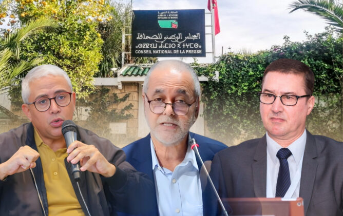 صورة مركبة تجمع عبد الكبير اخشيشن ويونس مجاهد وعبد الله البقالي والخلفية تتضمن صورة مقر المجلس الوطنية للصحافة المغربية