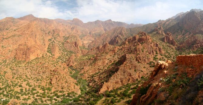 صخور الأطلس الصغير تكشف اضطرابات مغناطيسية نادرة هزت الأرض قبل 560 مليون سنة