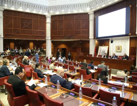 المعارضة تحاصر الحكومة بـ 652 طلبا برلمانيا.. واللجان الدائمة تتحول إلى “ساحة معركة” رقابية