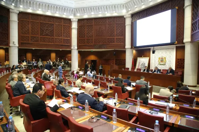 المعارضة تحاصر الحكومة بـ 652 طلبا برلمانيا.. واللجان الدائمة تتحول إلى “ساحة معركة” رقابية