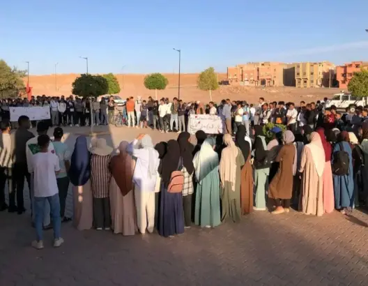 كلية ورزازات.. الطلبة يعلقون احتجاجاتهم بعد تعهد الإدارة بالاستجابة لمطالبهم (صور)