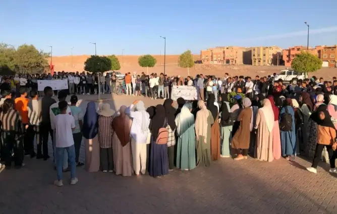 كلية ورزازات.. الطلبة يعلقون احتجاجاتهم بعد تعهد الإدارة بالاستجابة لمطالبهم (صور)
