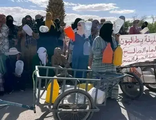معاناة التزود بالماء الصالح للشرب تخرج نساء حي آيت خليفة بالرشيدية للاحتجاج