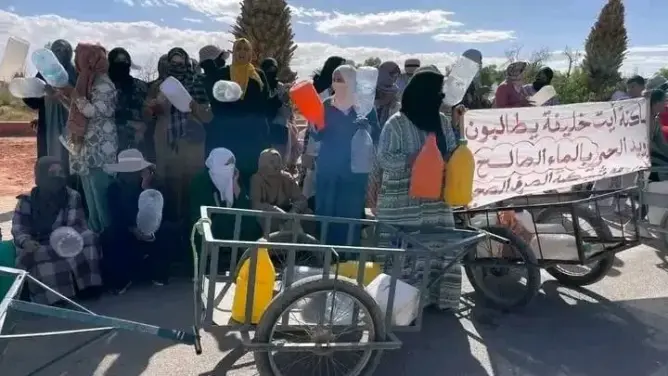 معاناة التزود بالماء الصالح للشرب تخرج نساء حي آيت خليفة بالرشيدية للاحتجاج